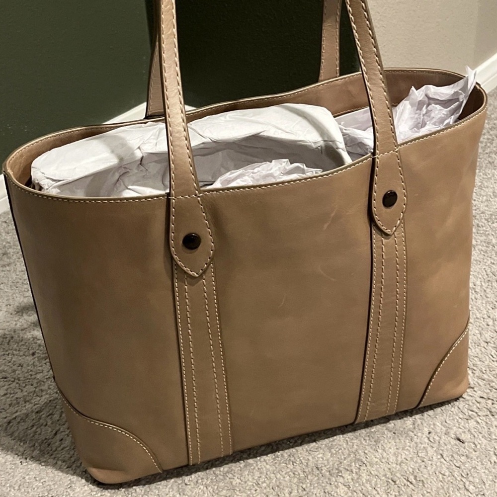 Frye NWT Melissa Shopper Leather Tote Bag in elegant light bronze🔆
